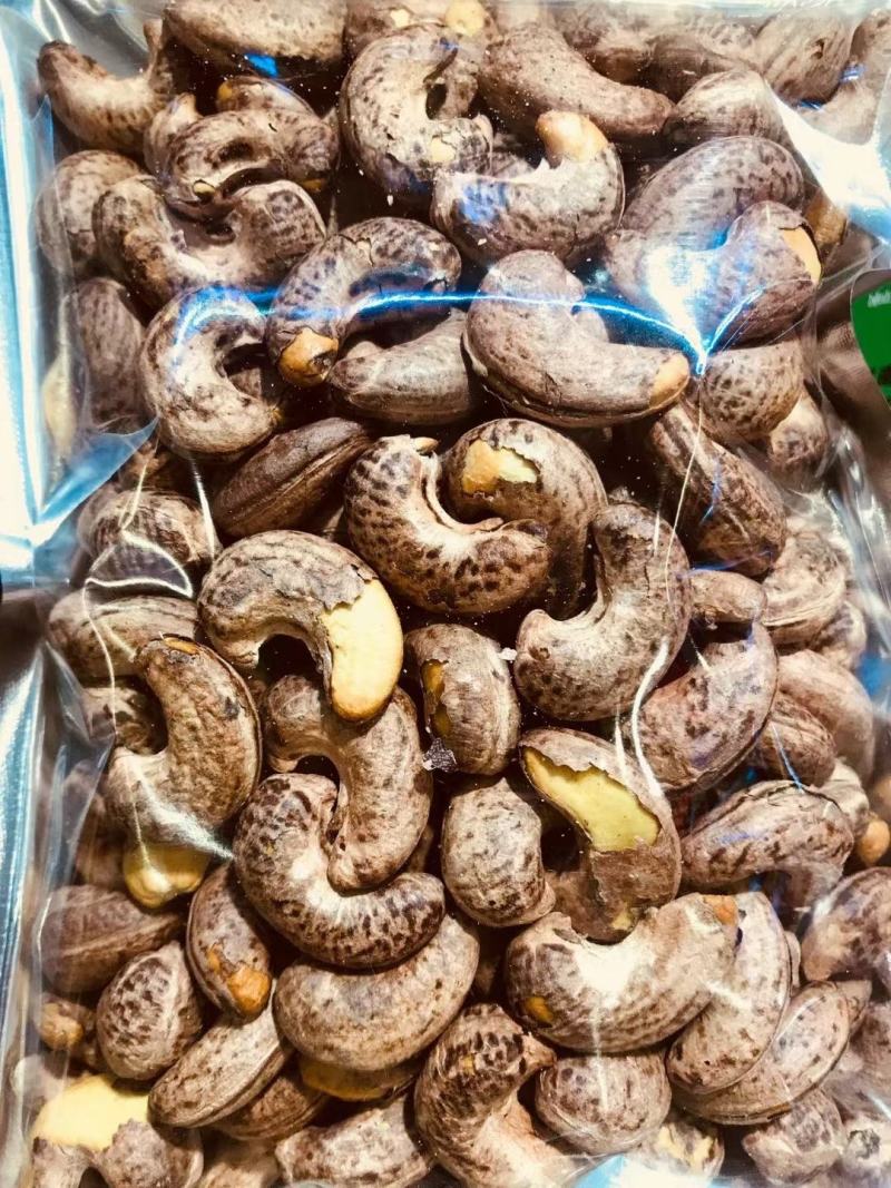 越南进口腰果香香脆脆，颗粒均匀饱满，果肉色泽金黄。