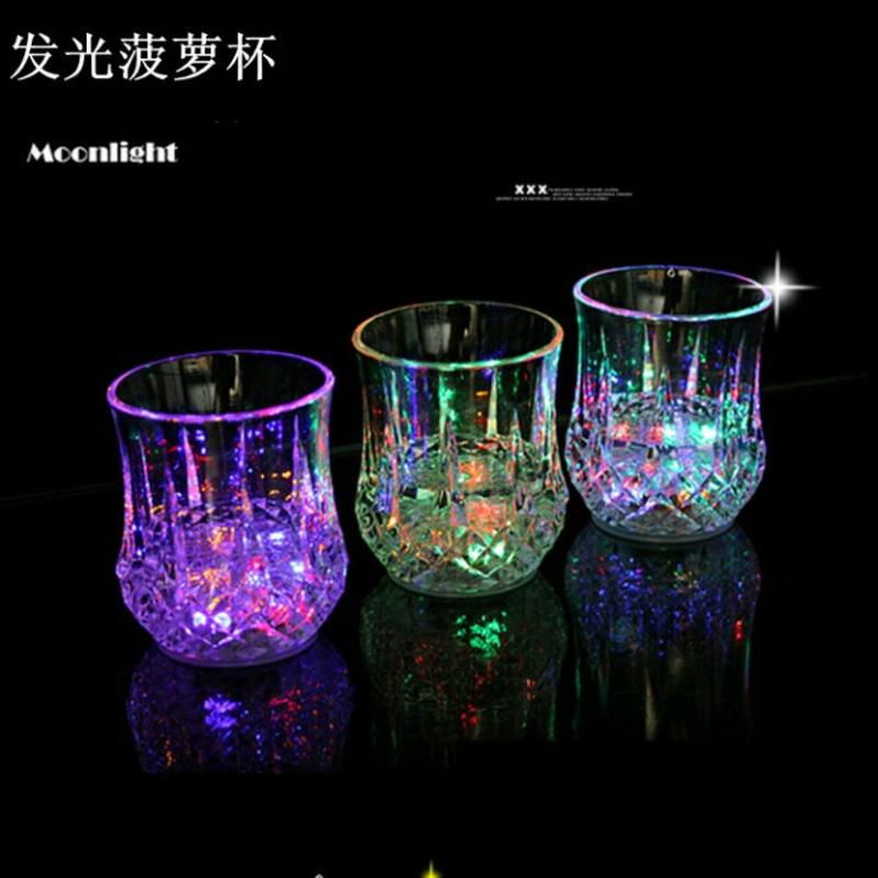 zq-LED发光杯七彩变色感应杯菠萝怀加水就亮闪光杯