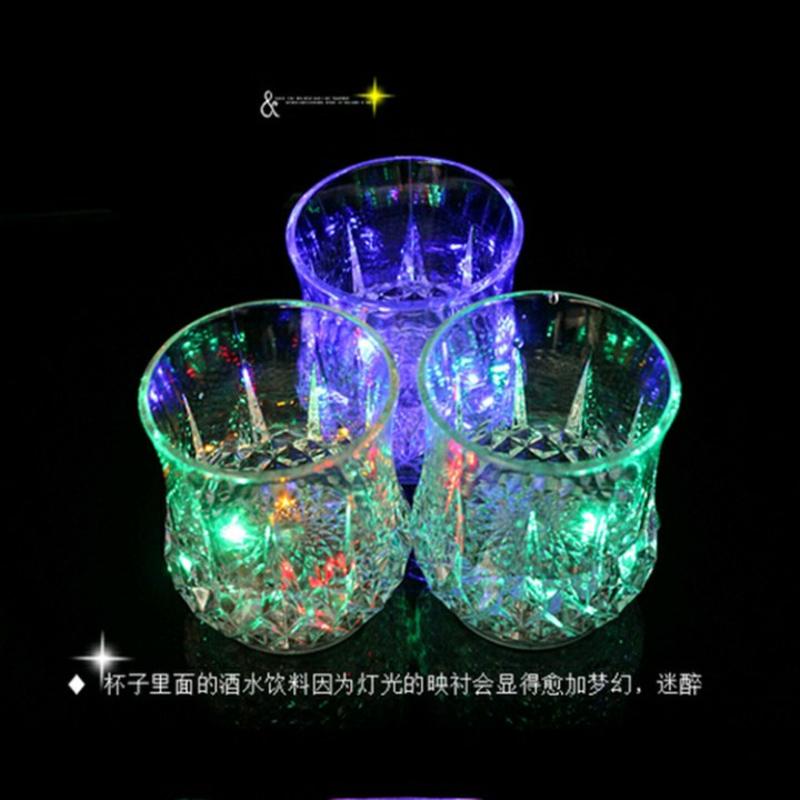 zq-LED发光杯七彩变色感应杯菠萝怀加水就亮闪光杯