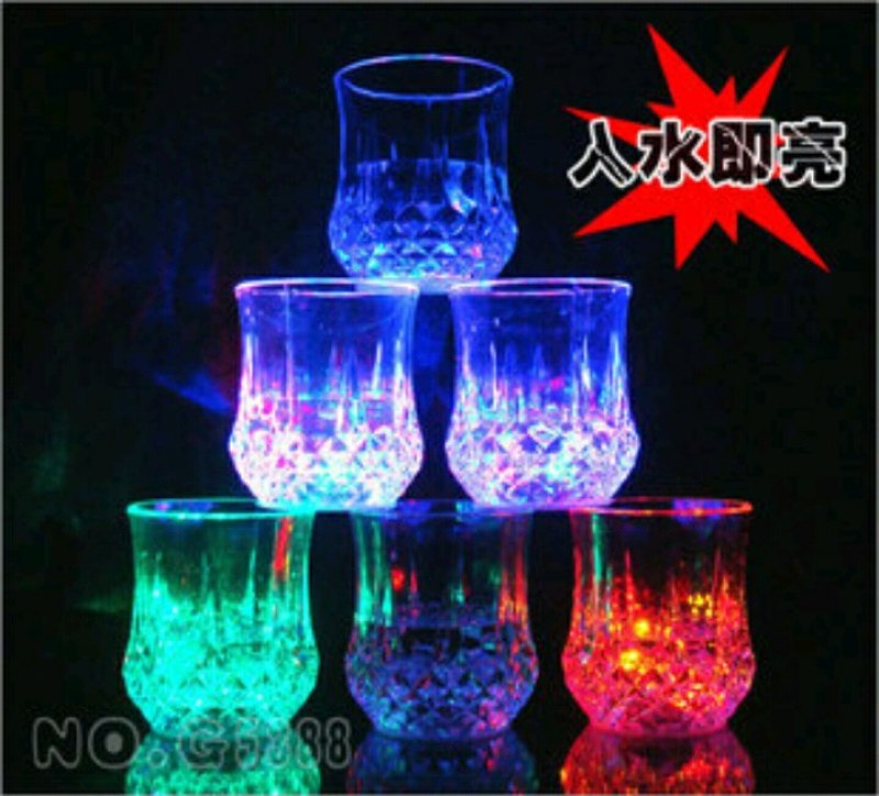 zq-LED发光杯七彩变色感应杯菠萝怀加水就亮闪光杯