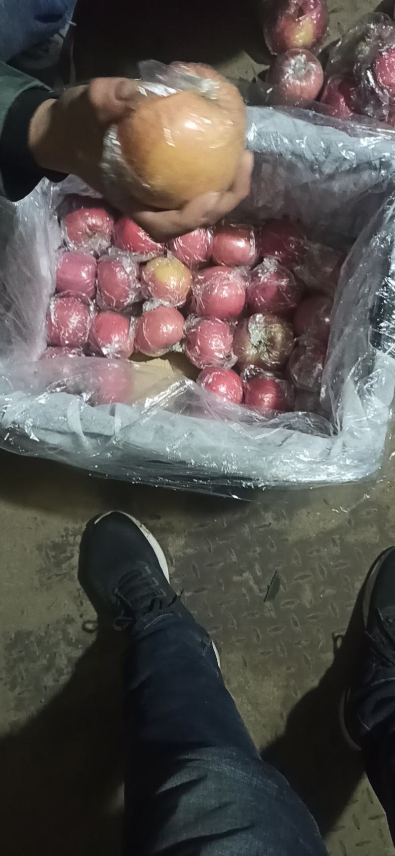 红富士苹果，纸加膜的，