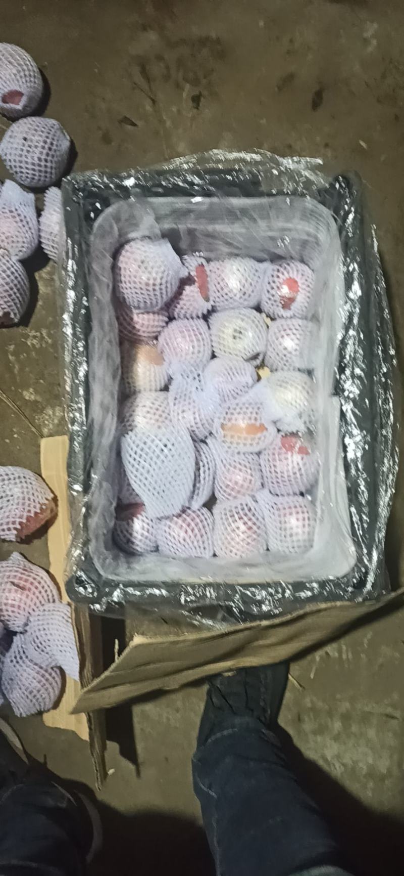 红富士苹果，纸加膜的，