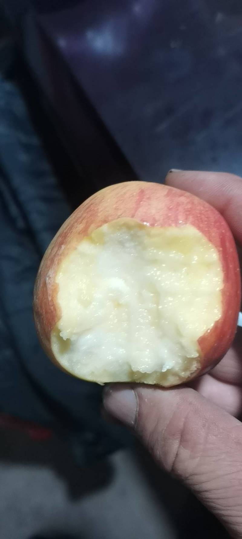 下架产地批发寒富精品特大苹果，质量好价格便宜，全国发货。