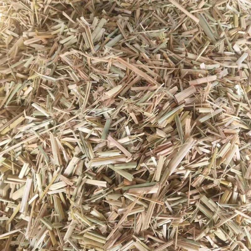 切碎稻草牛草，质量好牛羊的粗饲料大量供应