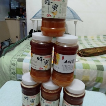自产自销优质土蜂蜜。远离城市工厂。一年只取一次。量大从优