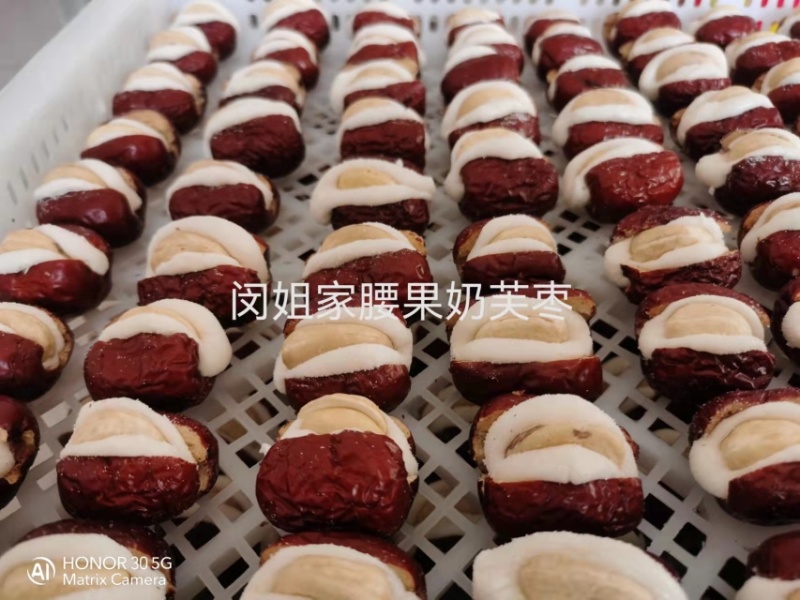 灰枣腰果泡芙奶枣红枣坚果独立包装零食