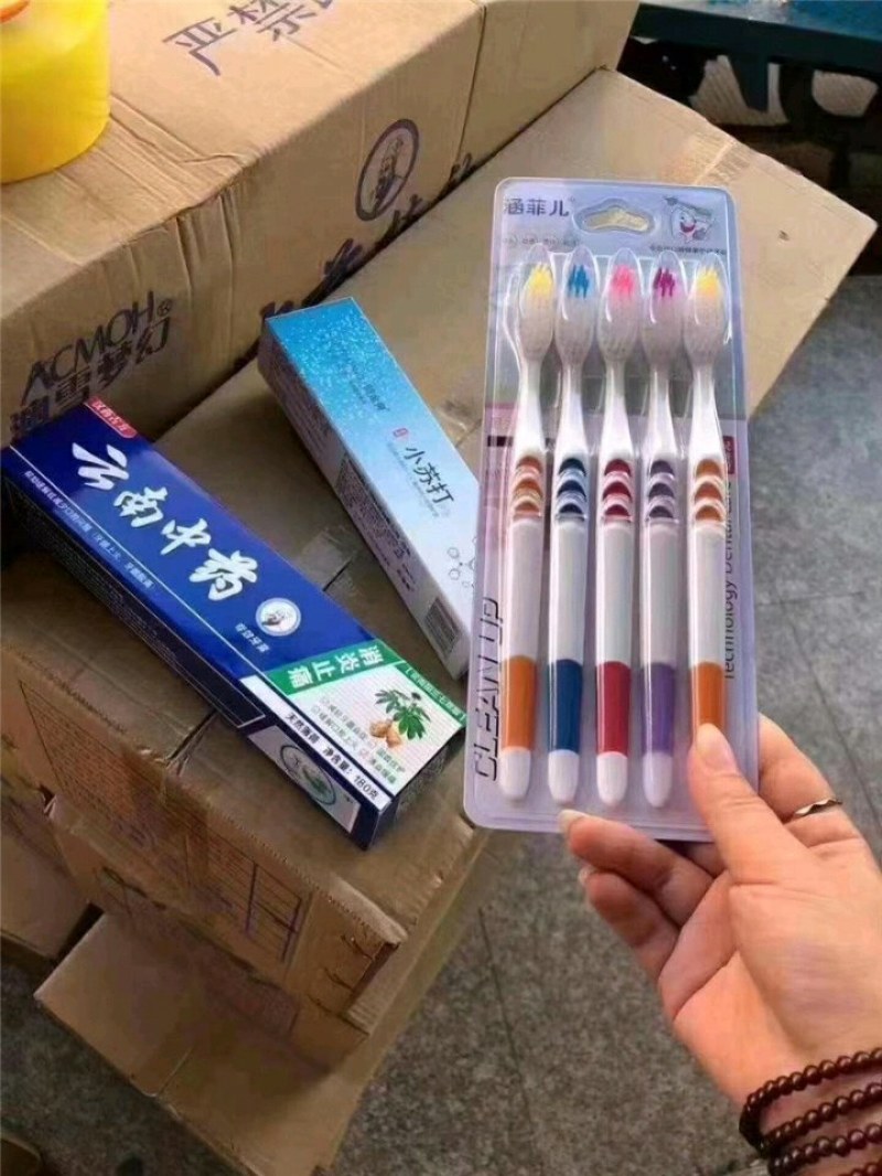 地摊货源牙膏三件套1O元模式买云南中药牙膏送小苏打牙膏送