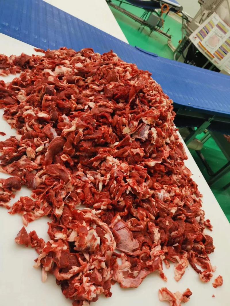 烤串牛碎肉，精选牛碎肉，选用国产鲁西黄牛，精修无油！排酸