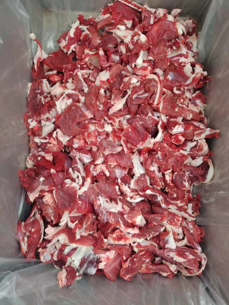 烤串牛碎肉，精选牛碎肉，选用国产鲁西黄牛，精修无油！排酸