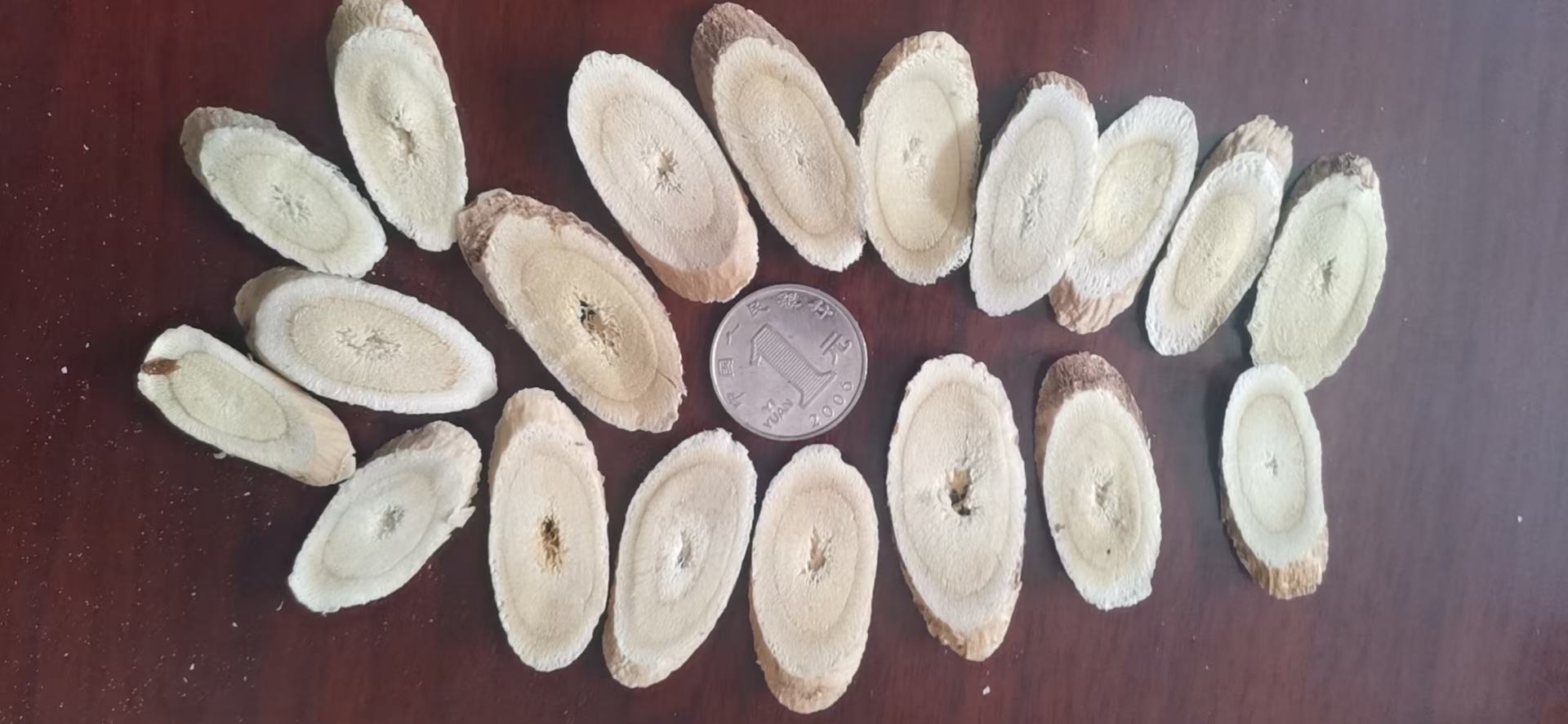 黄芩与黄芪饮片实物对比图