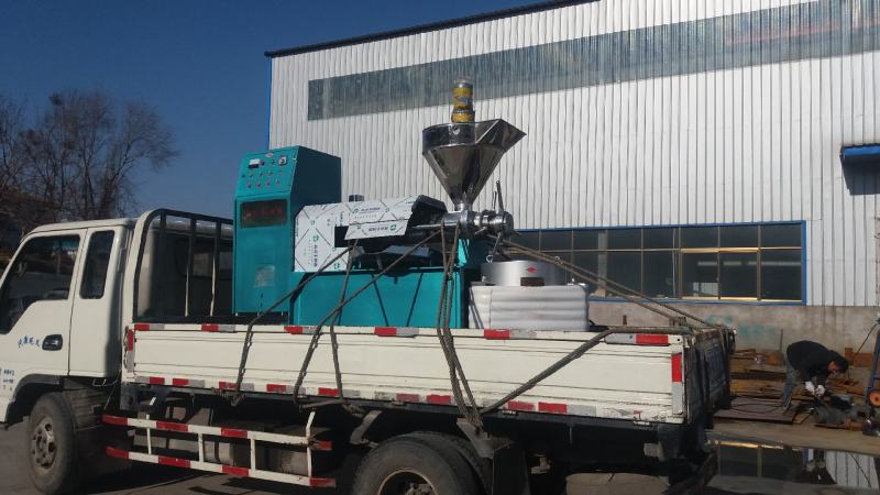 榨油机及精炼设备，产品自动温控，一机多用。冒渣省，压力大