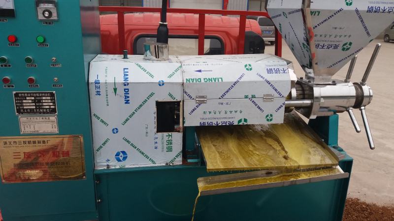 榨油机及精炼设备，产品自动温控，一机多用。冒渣省，压力大