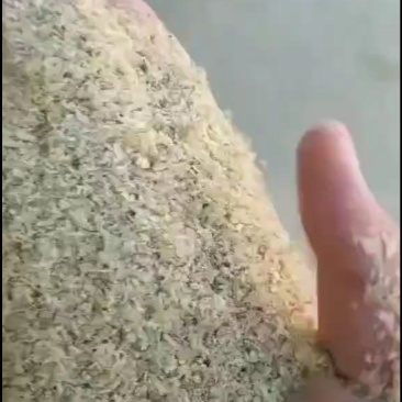 碎米油糠粉，可代替麸皮使用，价格比麸皮便宜。