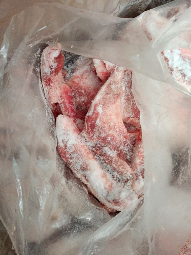 多肉月牙骨，带肉月牙骨，小块月牙骨都有，价格低，欢迎询价