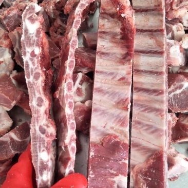 黑猪肉、藏香猪、草猪排和骨头，肉质细腻紧实，弹性十足。