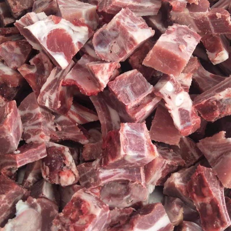 黑猪肉、藏香猪、草猪排和骨头，肉质细腻紧实，弹性十足。