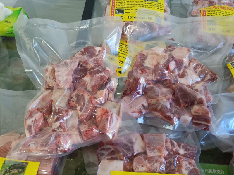 黑猪肉、藏香猪、草猪排和骨头，肉质细腻紧实，弹性十足。