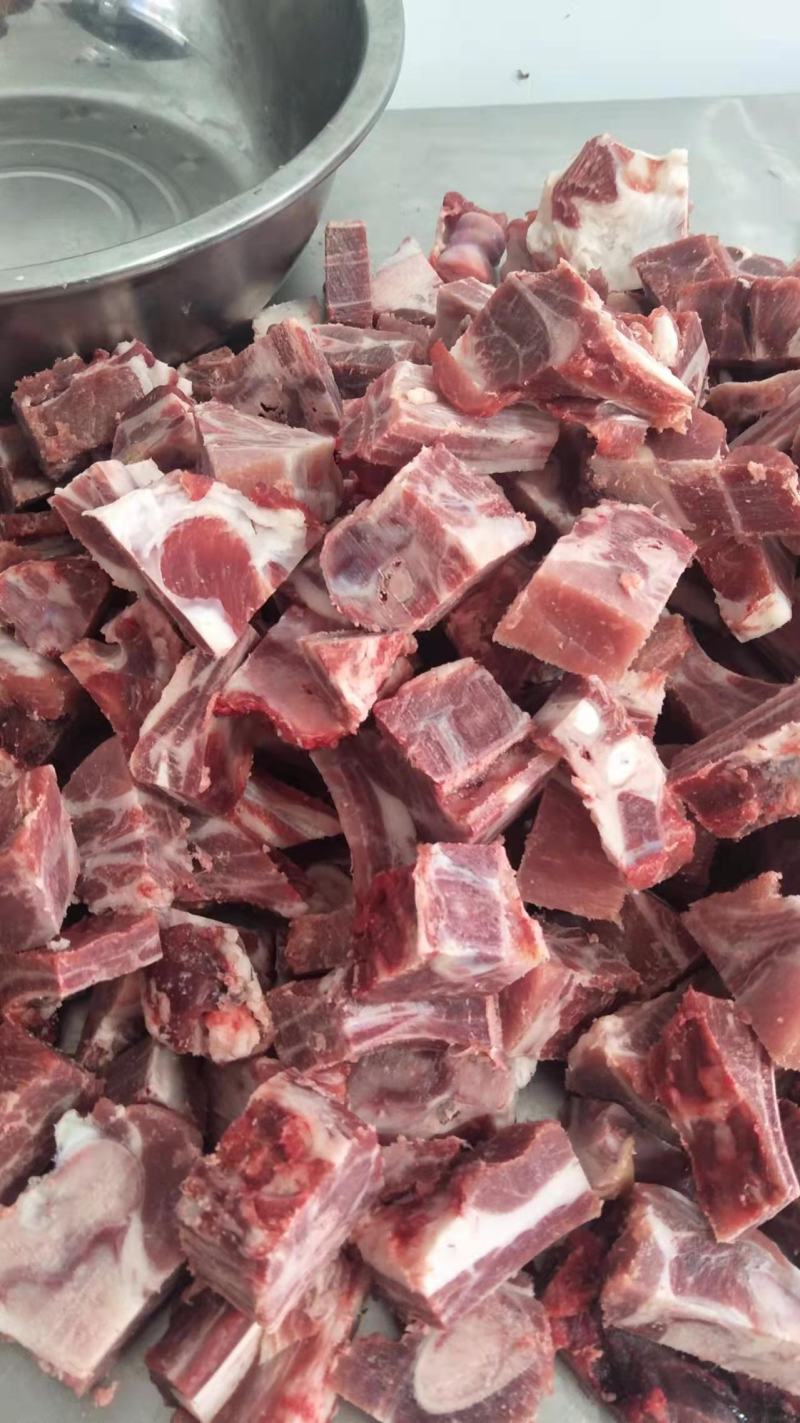 黑猪肉、藏香猪、草猪排和骨头，肉质细腻紧实，弹性十足。