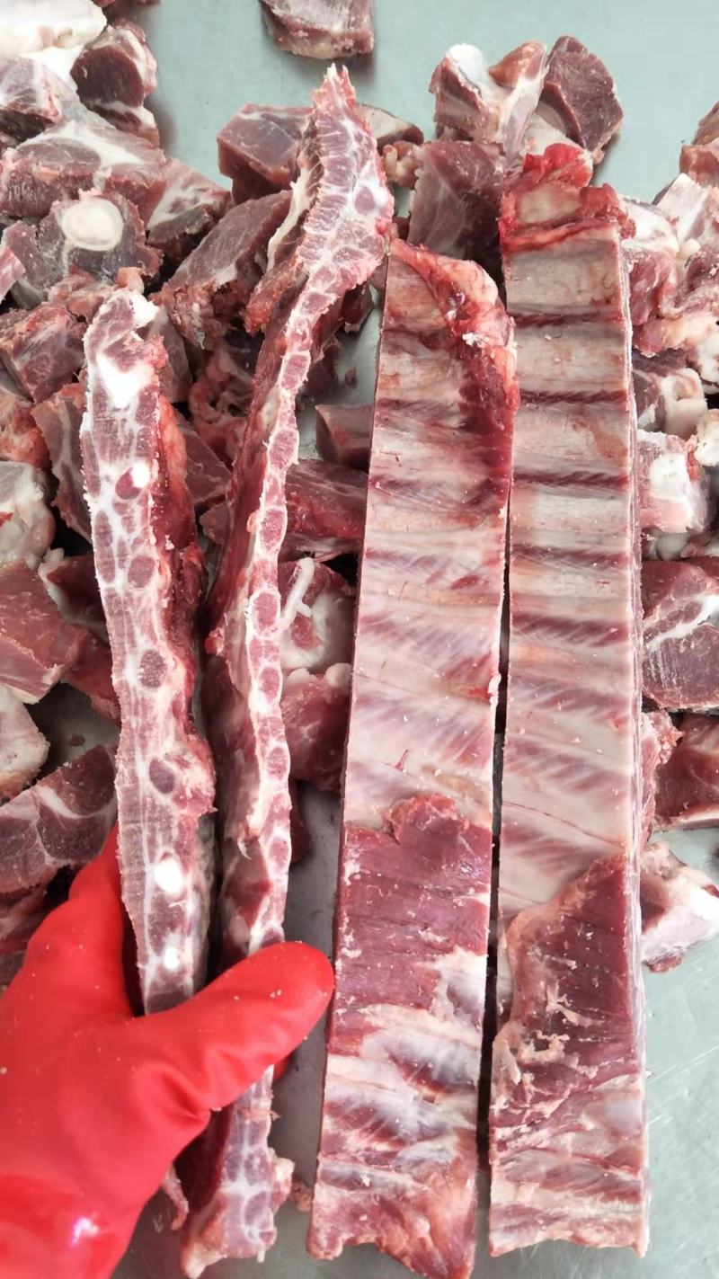 黑猪肉、藏香猪、草猪排和骨头，肉质细腻紧实，弹性十足。