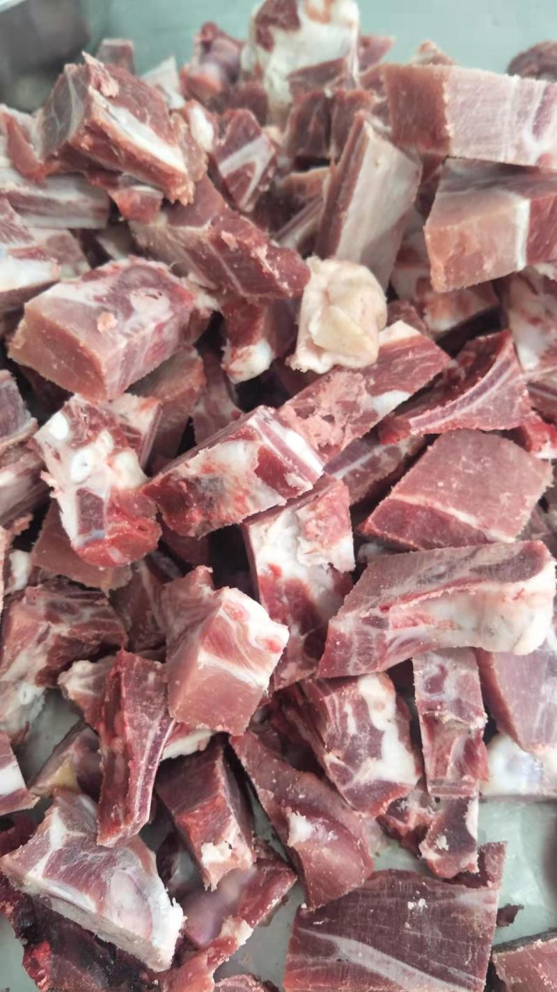 黑猪肉、藏香猪、草猪排和骨头，肉质细腻紧实，弹性十足。