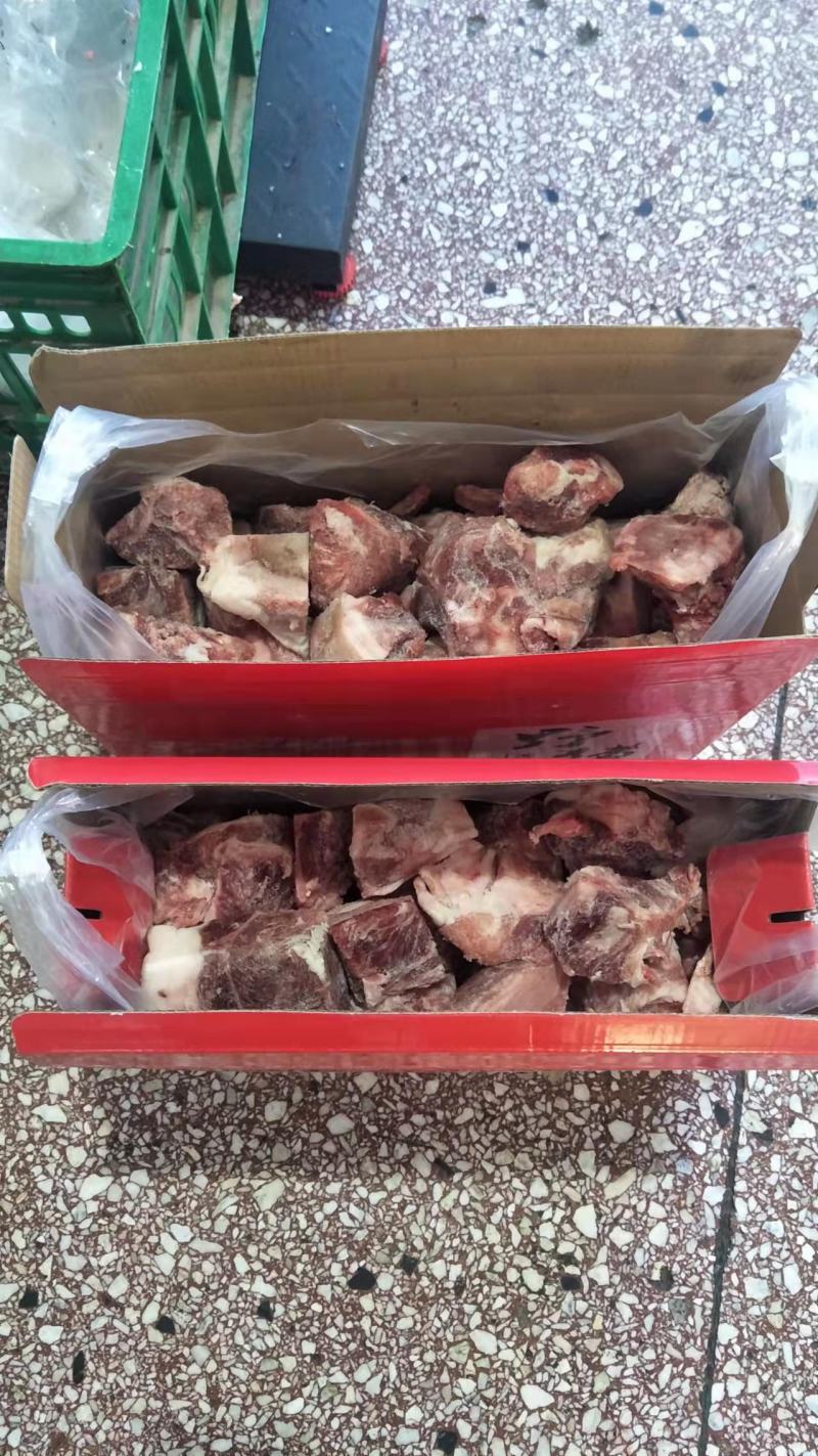 黑猪肉、藏香猪、草猪排和骨头，肉质细腻紧实，弹性十足。