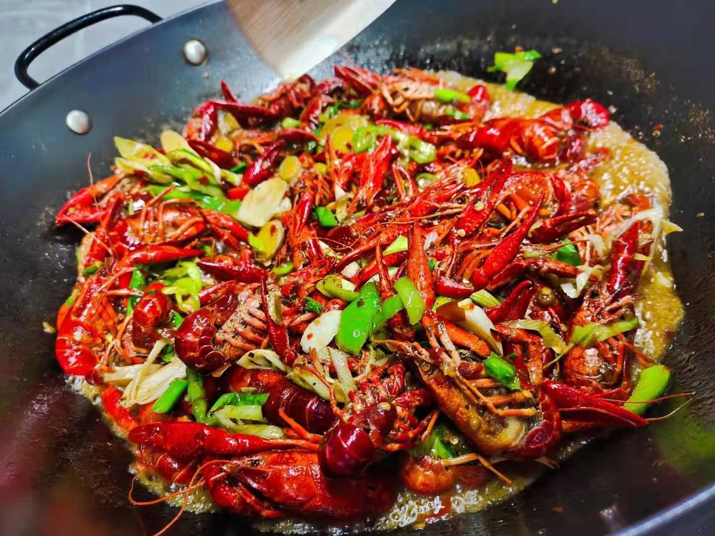 小龙虾与西红柿营养成分对比图