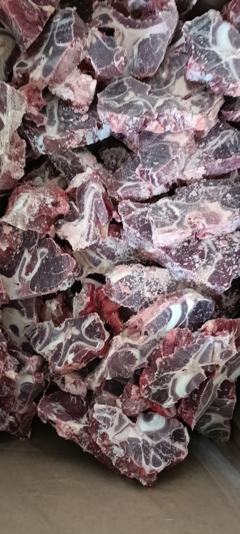 牛脖骨，价格合适肉含量高。牛骨火锅自助优选。