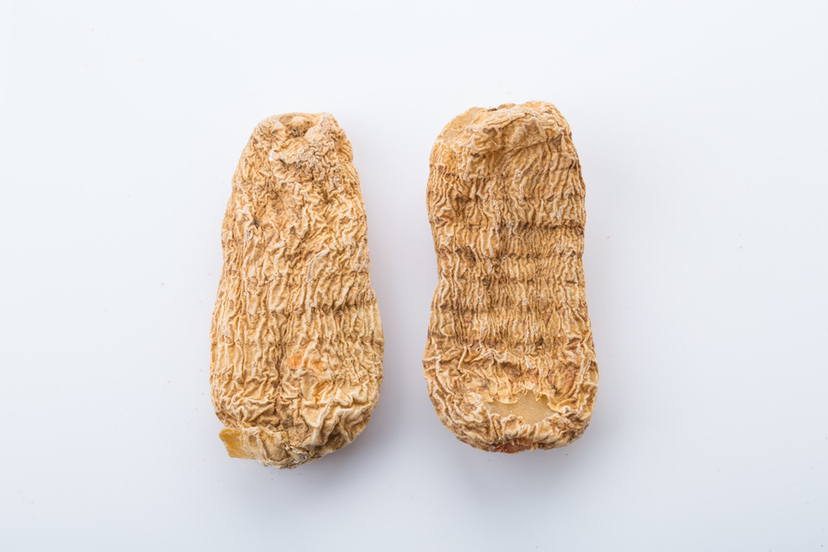 图中展示多段干燥处理后的油松节药材,表面纹理清晰可见,呈黄褐色至深褐色 油松节药材图