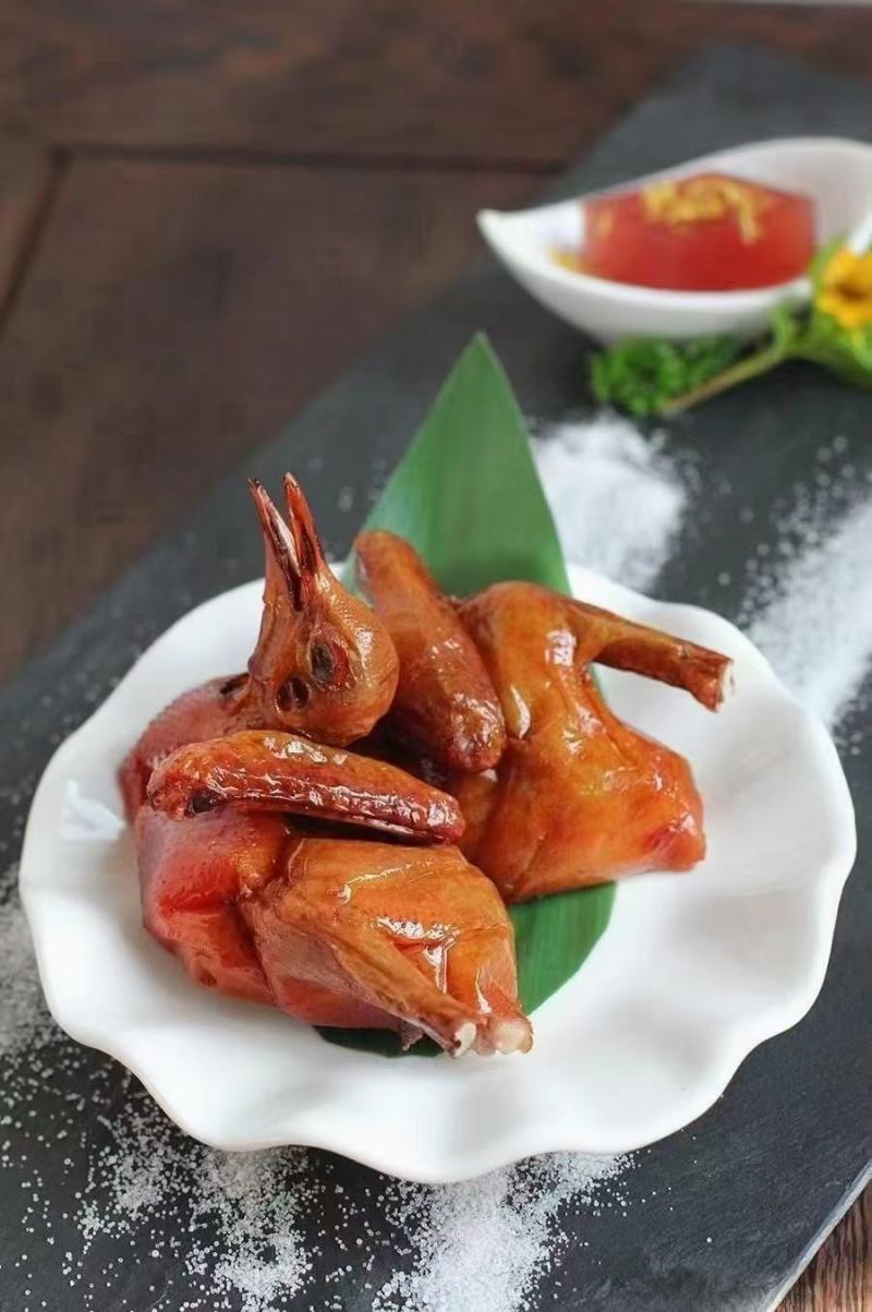 鹌鹑，特点食材，一件100只，一件30斤左右，