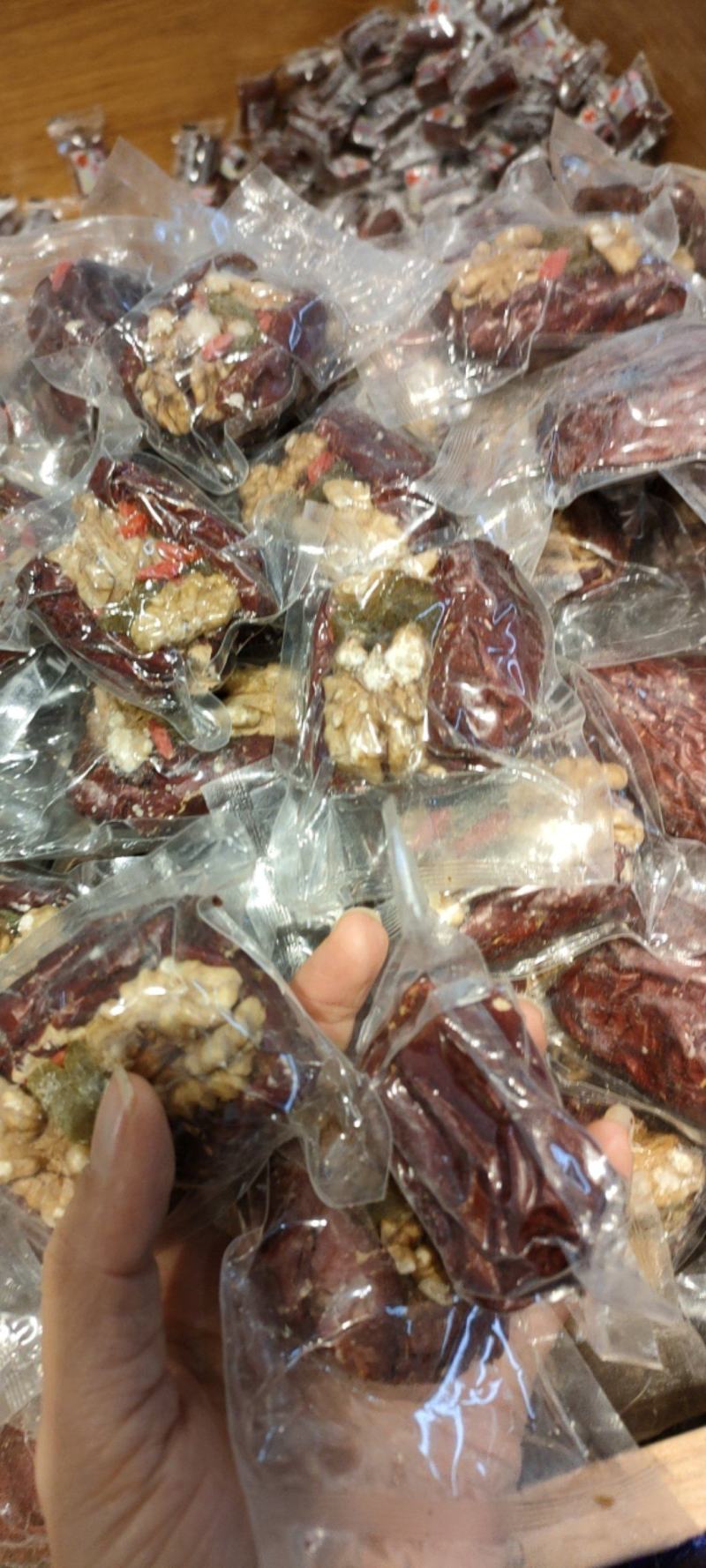 新疆特产枣夹核桃