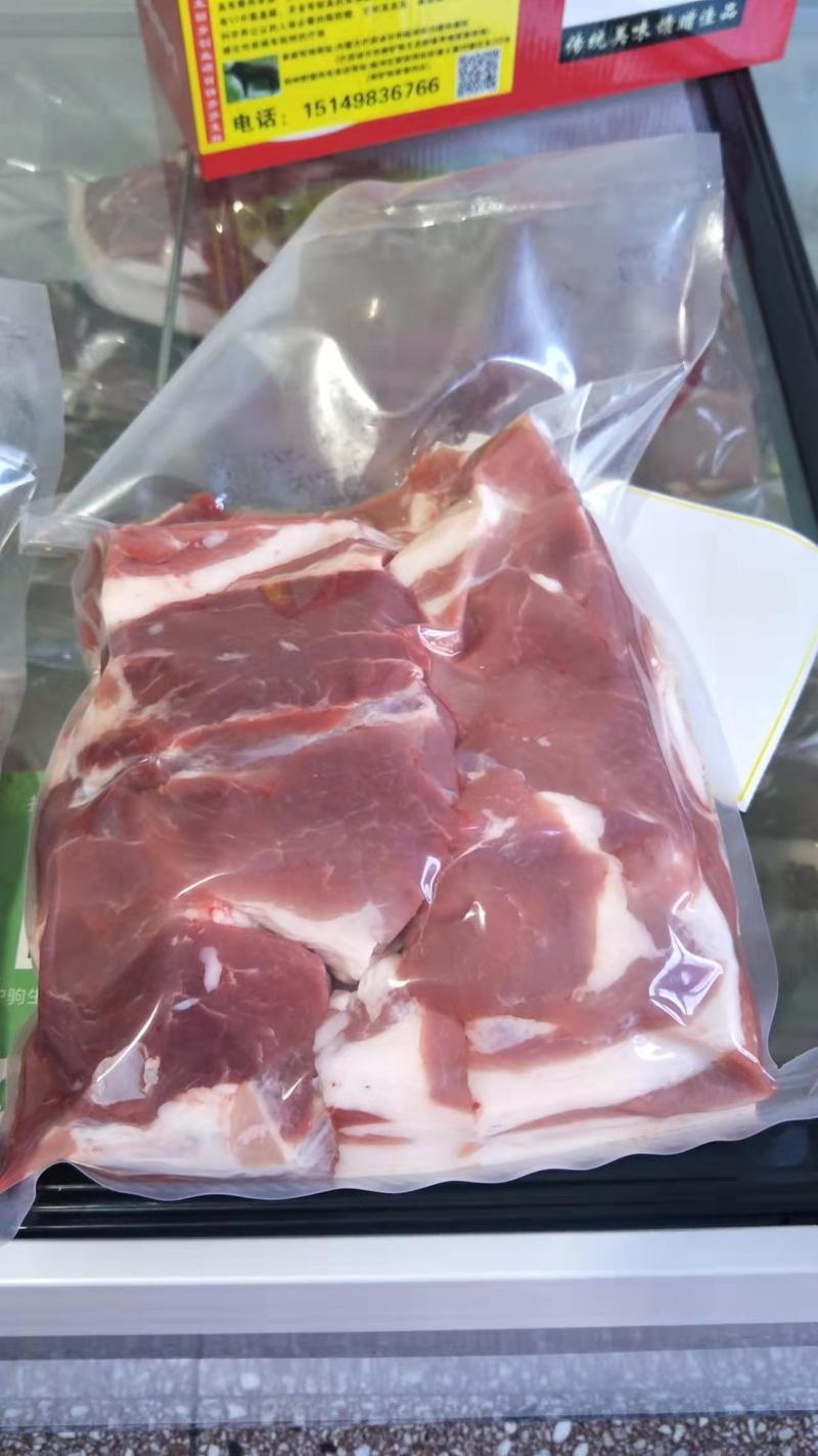 黑猪肉、藏香猪、草猪排和骨头，肉质细腻紧实，弹性十足。