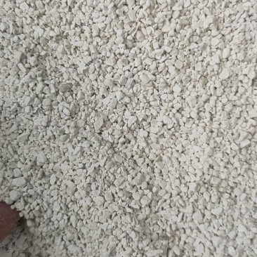 机器喷洒颗粒石灰