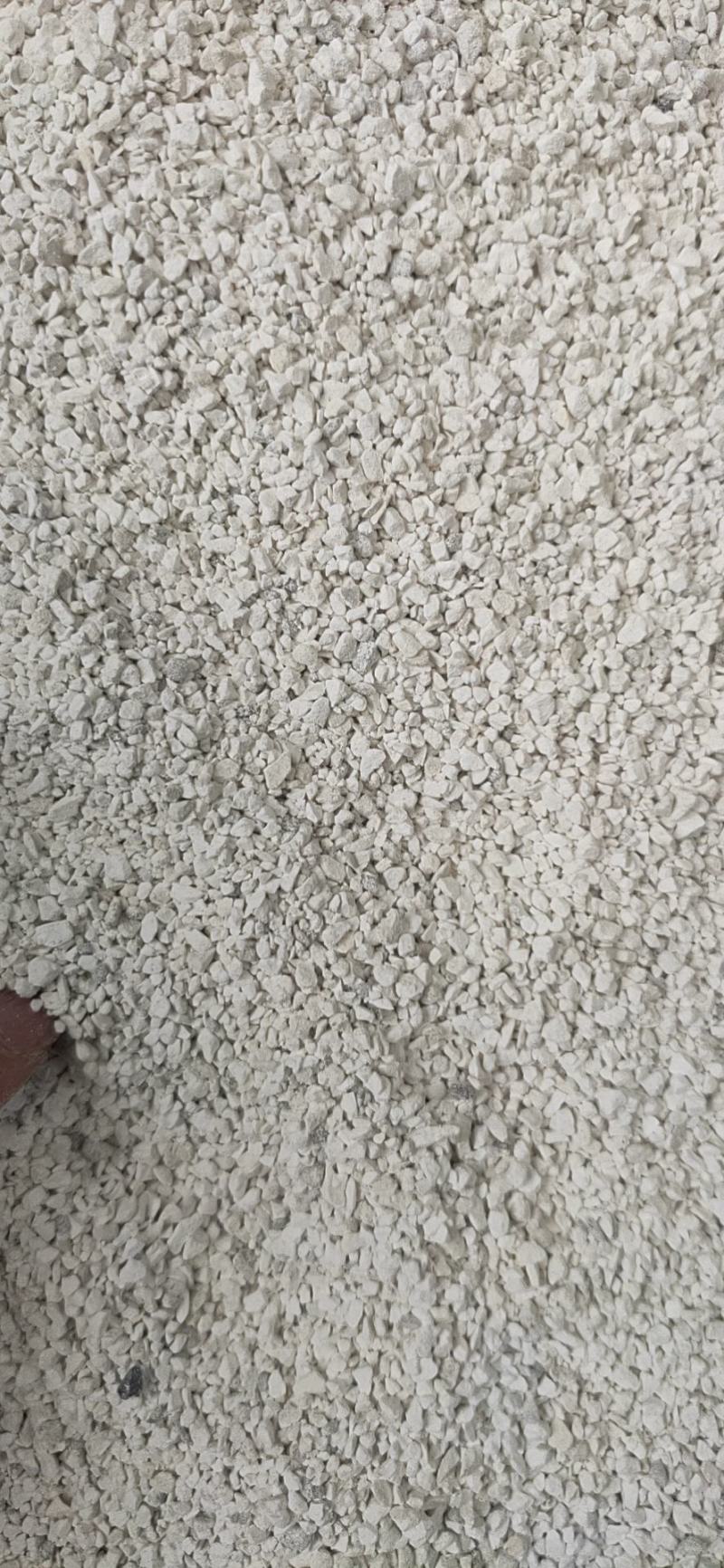 机器喷洒颗粒石灰