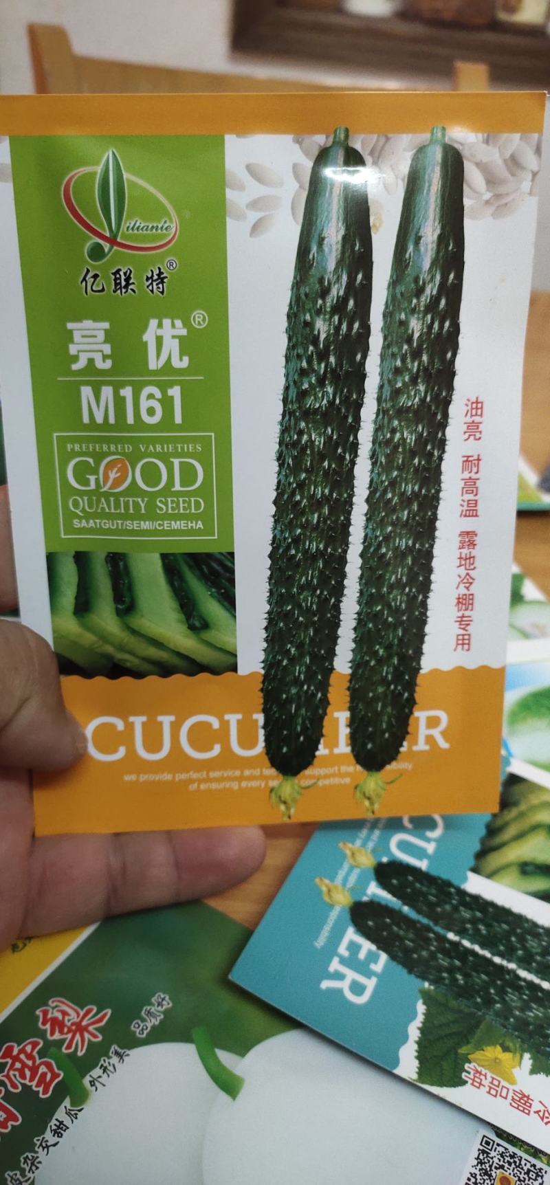 黄瓜种子亮优该品种耐高温，油亮绿肉，短把密刺，
