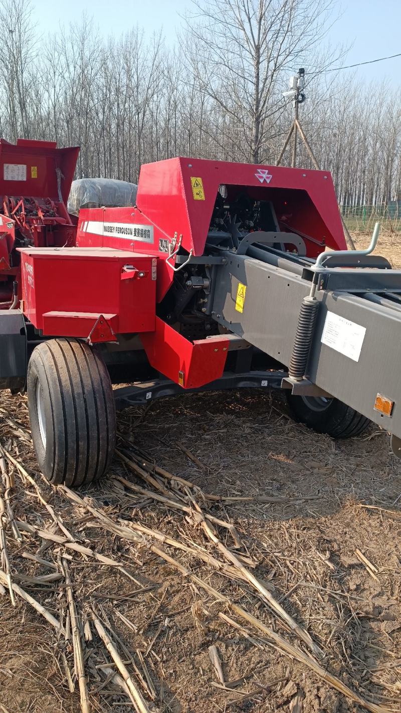 麦赛福格森9YF-2.2型方形捡拾除尘打捆一体机。