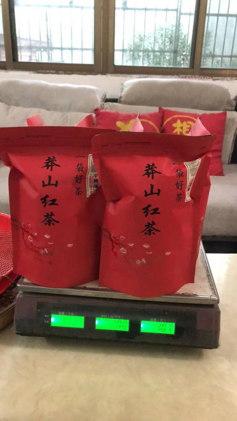 湖南宜章莽山高山云雾绿茶，红茶。野山茶。