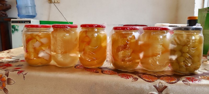 3连包黄桃，什锦，梨，苹果，葡萄，水果罐头。
