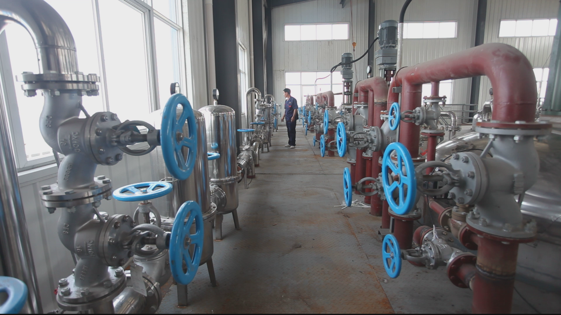 现代化植物提取物生产车间,工人正在操作自动化提取设备 黄芩提取物生产车间实景图