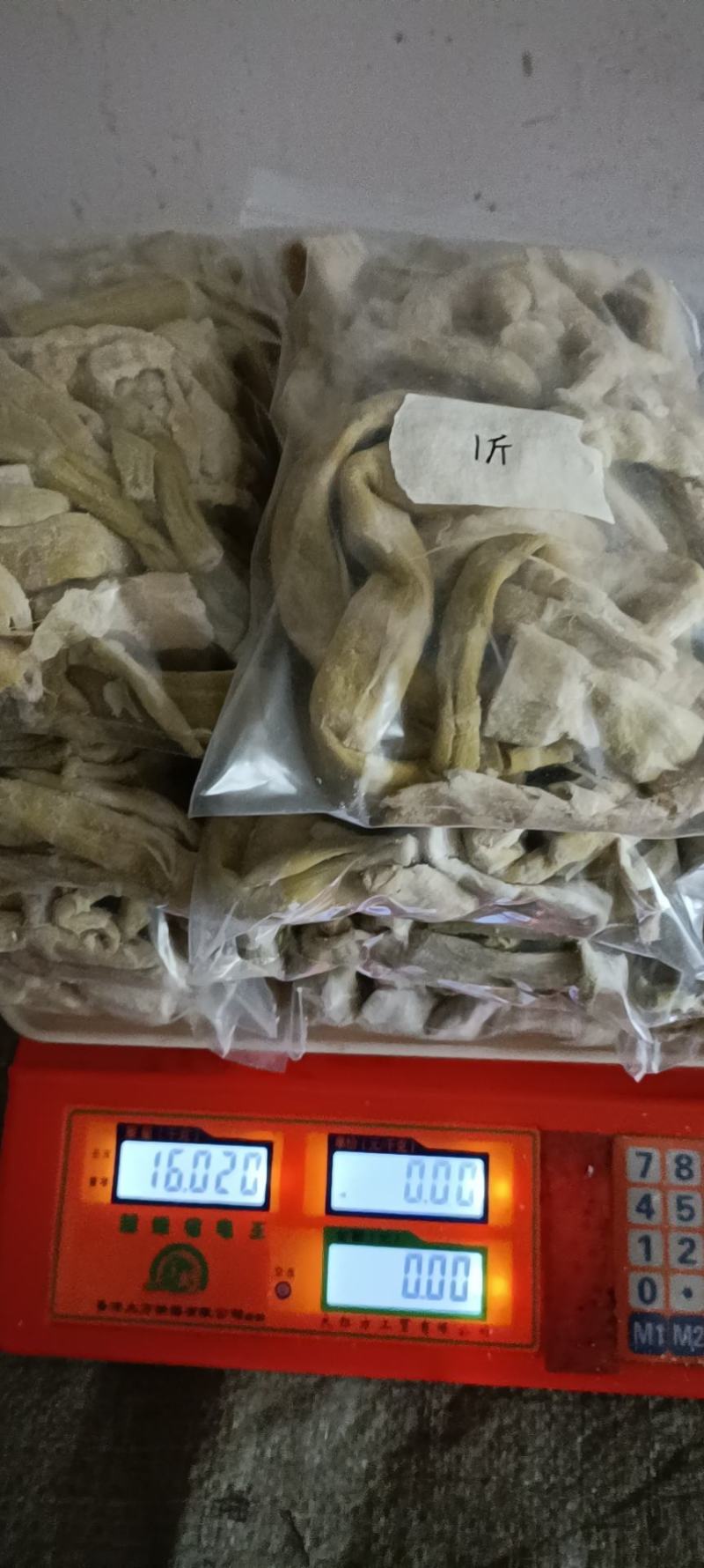 方竹盐干笋无硫，在加工吃的时候需要用冷水泡，退盐适当即可