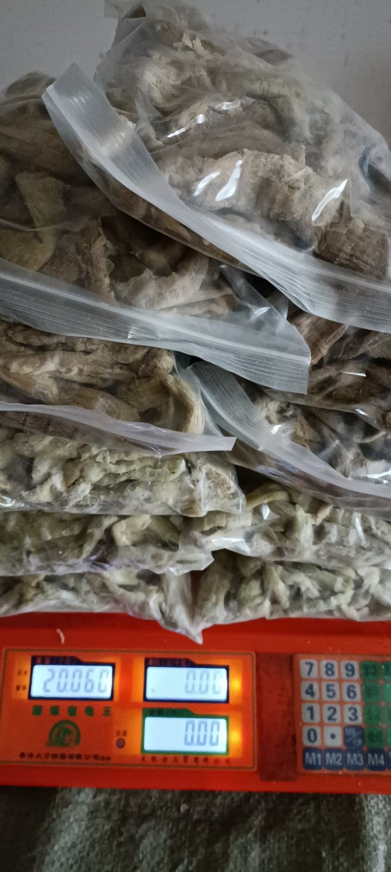 方竹盐干笋无硫，在加工吃的时候需要用冷水泡，退盐适当即可
