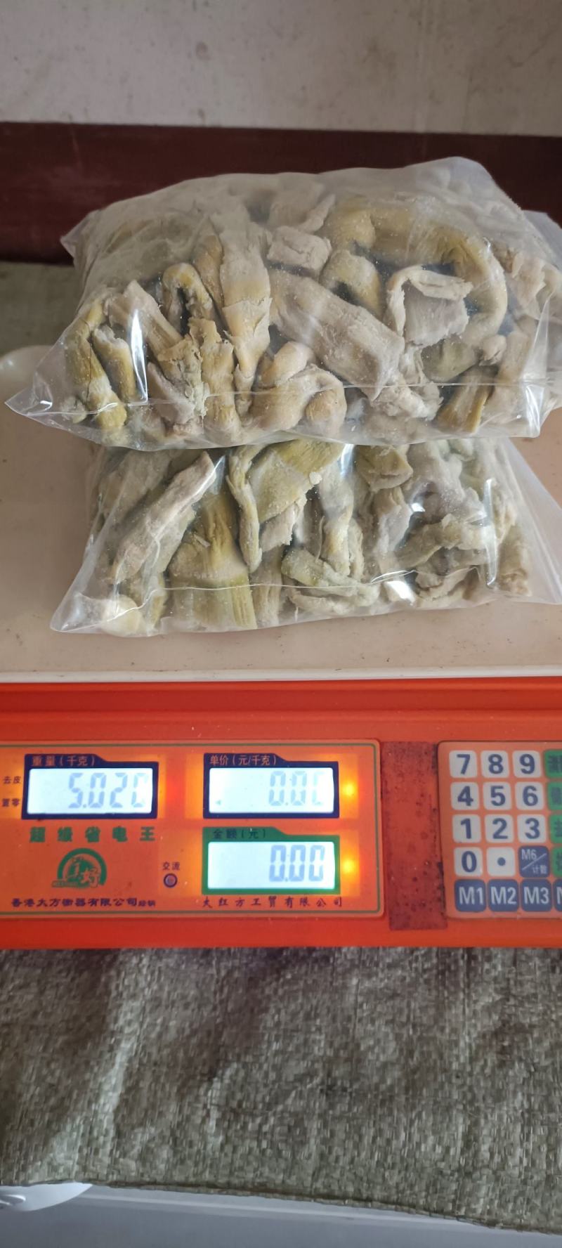 方竹盐干笋无硫，在加工吃的时候需要用冷水泡，退盐适当即可