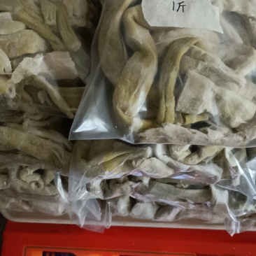 方竹盐干笋无硫，在加工吃的时候需要用冷水泡，退盐适当即可