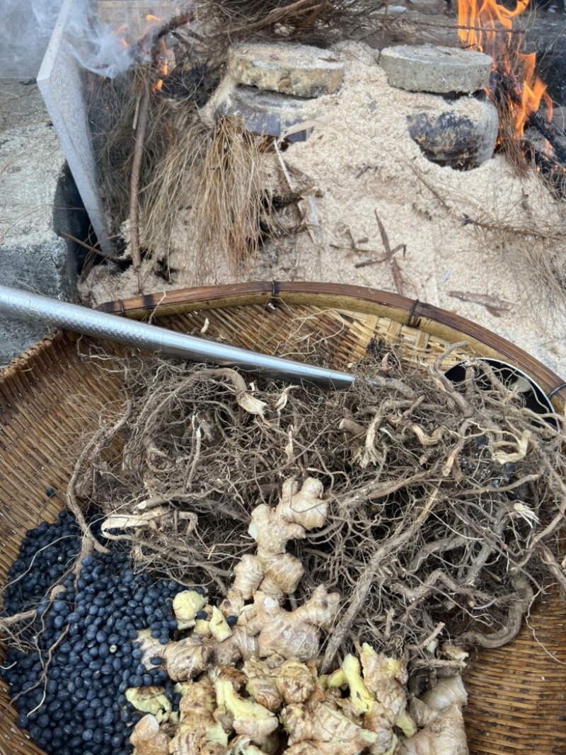 河源客家老姜艾根黑豆火灸黄酒香味浓