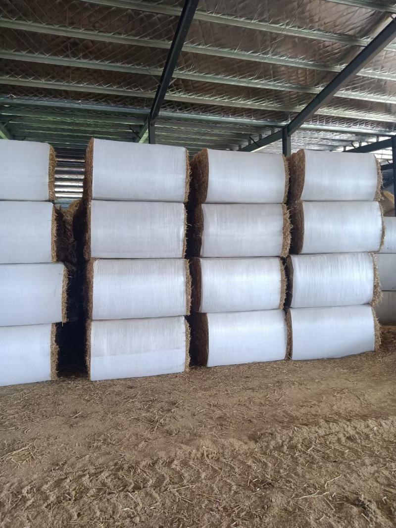 常年供应优质粉碎柔丝麦草大包套袋，现场把控每一包加工质量