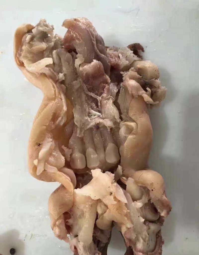 熟牛蹄：去骨熟牛蹄，一手货源每天新鲜加工，无任何添加剂。