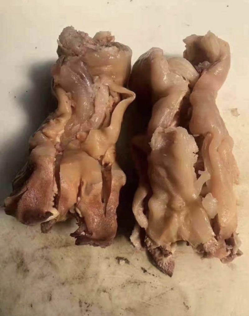熟牛蹄：去骨熟牛蹄，一手货源每天新鲜加工，无任何添加剂。