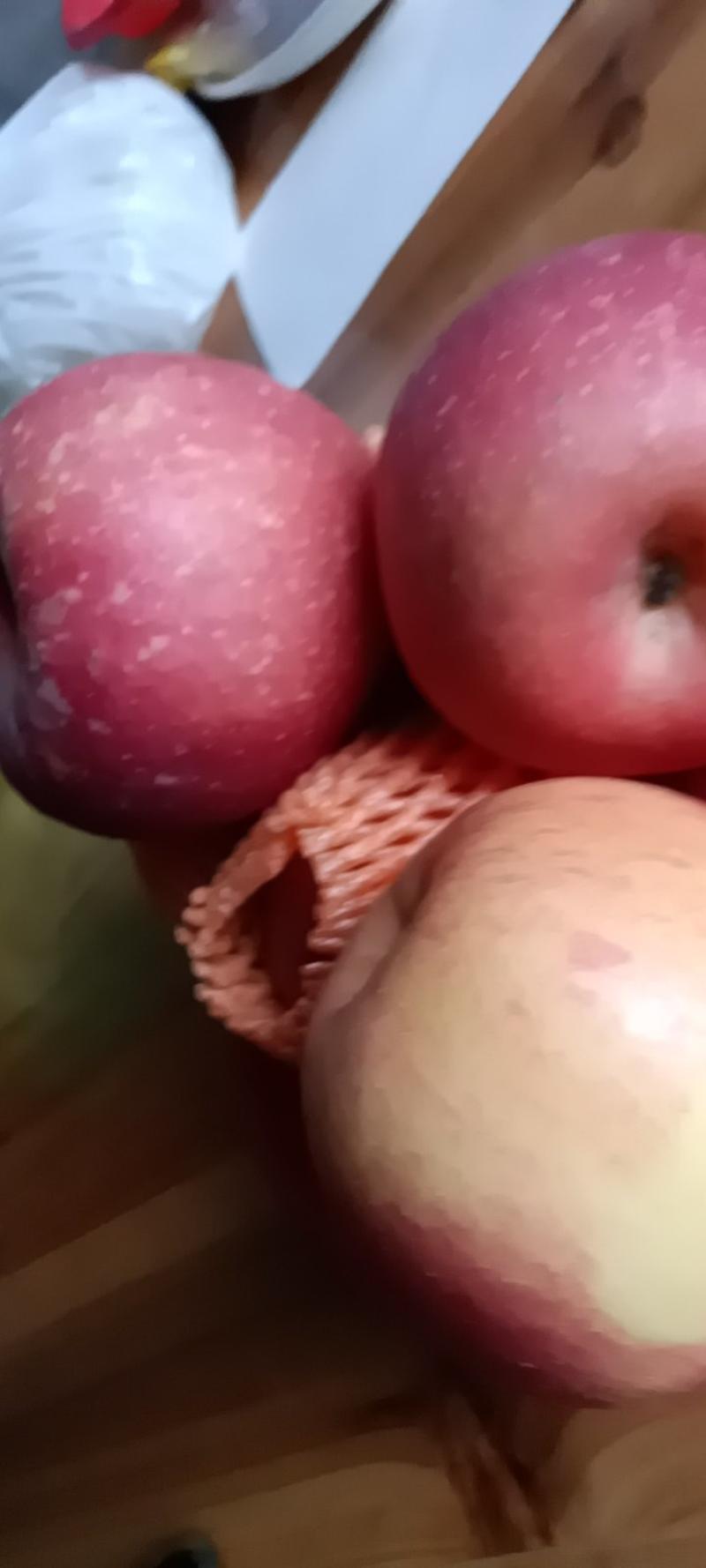 农家自种的冰糖心苹果，新鲜9.5—10斤为一件包邮。
