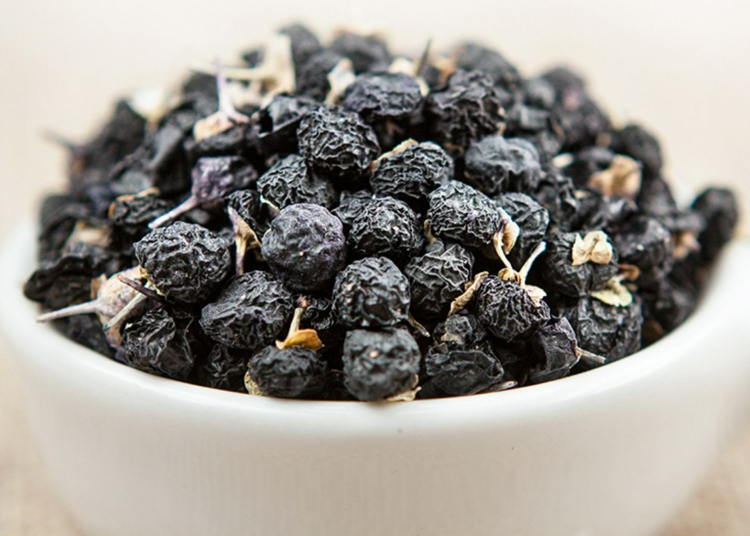 展示黑枸杞干与蜂蜜、银耳、燕麦等常见食材的搭配场景,体现其多样化的食用方式 黑枸杞与其他食材搭配图