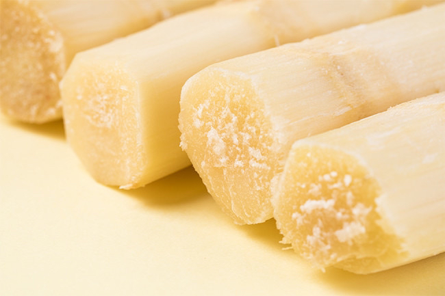 甘蔗榨汁过程展示，机器正在榨取新鲜甘蔗汁