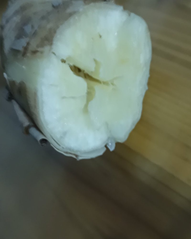面包木薯（白）有大概三千斤。